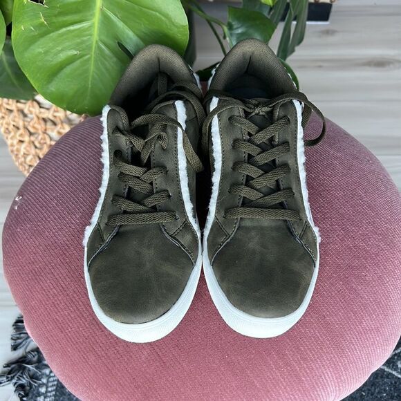 Women’s Olive Green Sneakers Lace Up Sherpa Heel Tab Size 8.5 M New! - Picture 4 of 5